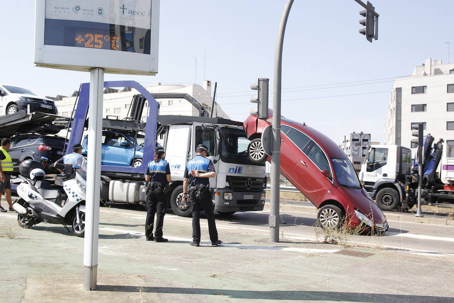 Fotos: Un coche se cae de un camión portavehículos en Valladolid