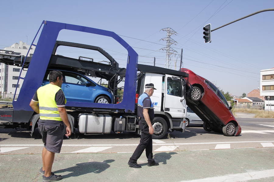 Fotos: Un coche se cae de un camión portavehículos en Valladolid