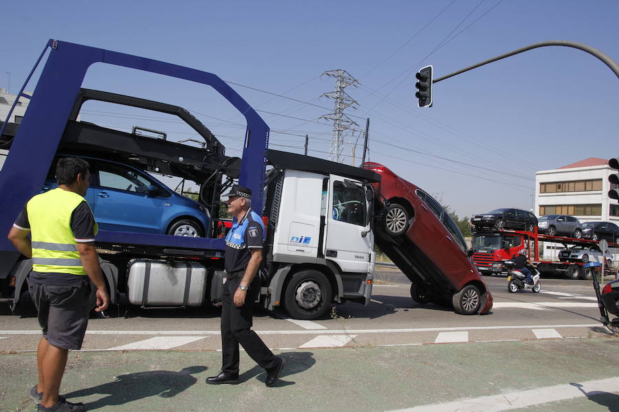 Fotos: Un coche se cae de un camión portavehículos en Valladolid