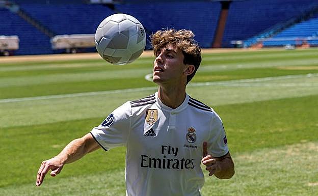 Álvaro Odriozola, el día de su presentación como futbolista del Real Madrid. 