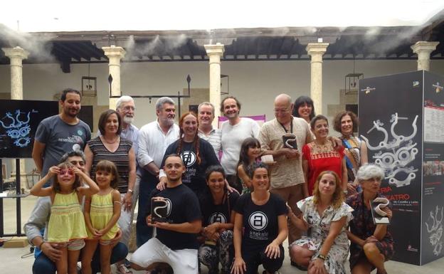 Los premiados posan junto a sus trofeos. 