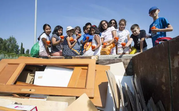 Participantes en el programa de verano de La Rondilla, durante su visita al punto limpio de la calle Valle de Arán.