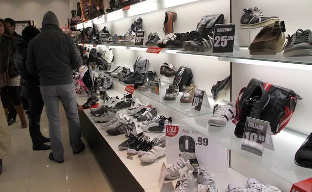 Varias personas compran en una tienda de calzado de Segovia