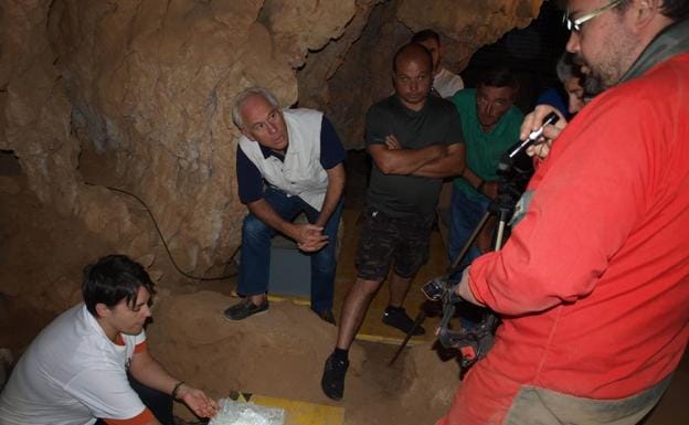 Trabajos de excavación en el yacimiento de Cueva Guantes en Villanueva de Arriba. 