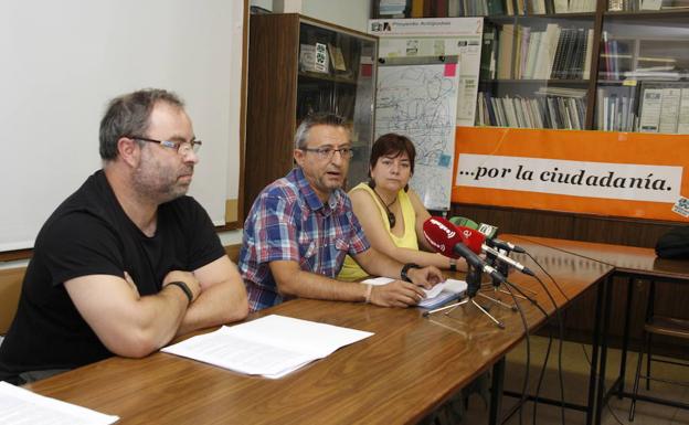 Ismael Martín y Luis Miguel Pérez, de la directiva de La Calle, junto a Margarita García, de la Federación Vecinal Antonio Machado.