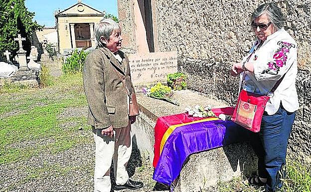 Elisa Serna y Elsa Osaba, en el homenaje en Sepúlveda. 