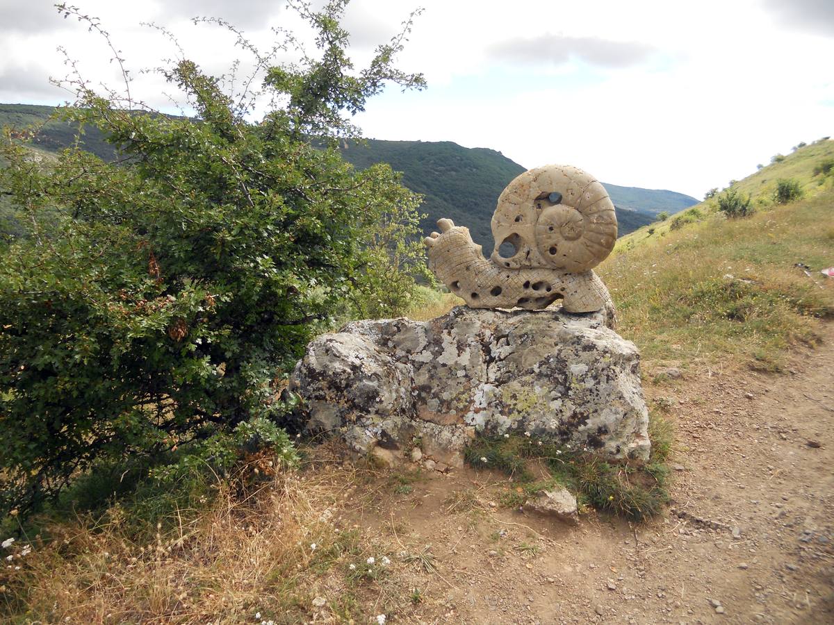 Una ruta de 11 kms, con un recorrido circular que une Villabellaco, Valle de Santullán y el Santuario del Carmen | Una senda en homenaje al escultor local Ursicinio Martínez entre bosques de rebollos y esculturas de sus compañeros del Grupo Muriel