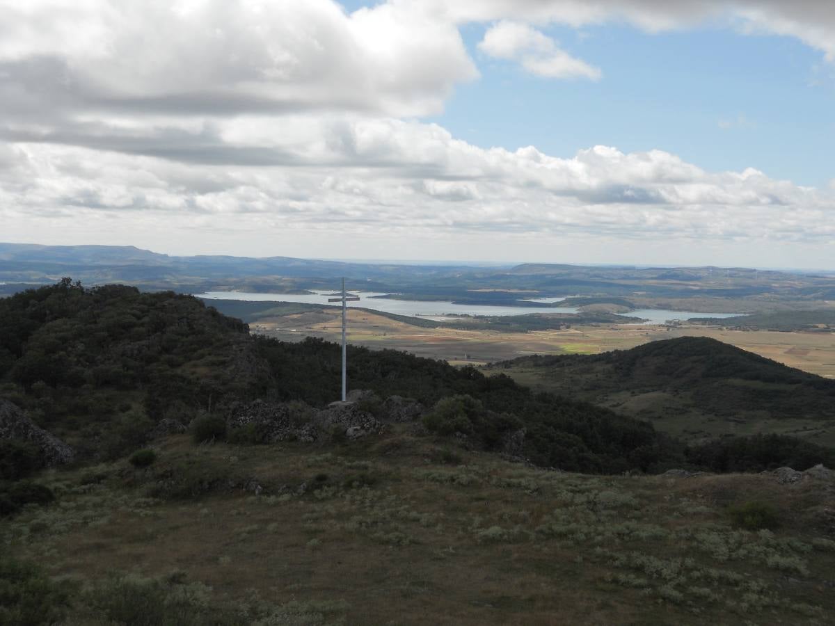 Una ruta de 11 kms, con un recorrido circular que une Villabellaco, Valle de Santullán y el Santuario del Carmen | Una senda en homenaje al escultor local Ursicinio Martínez entre bosques de rebollos y esculturas de sus compañeros del Grupo Muriel