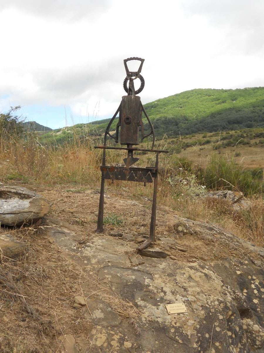 Una ruta de 11 kms, con un recorrido circular que une Villabellaco, Valle de Santullán y el Santuario del Carmen | Una senda en homenaje al escultor local Ursicinio Martínez entre bosques de rebollos y esculturas de sus compañeros del Grupo Muriel