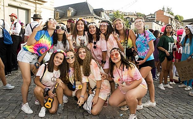 Imagen principal - Distintos grupos de jóvenes disfrazados para inaugurar las fiestas de San Luis y elñ pregón a cargo de Canuto, junto a representantes municipales de La Granja. 