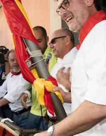 Imagen secundaria 2 - Distintos grupos de jóvenes disfrazados para inaugurar las fiestas de San Luis y elñ pregón a cargo de Canuto, junto a representantes municipales de La Granja. 