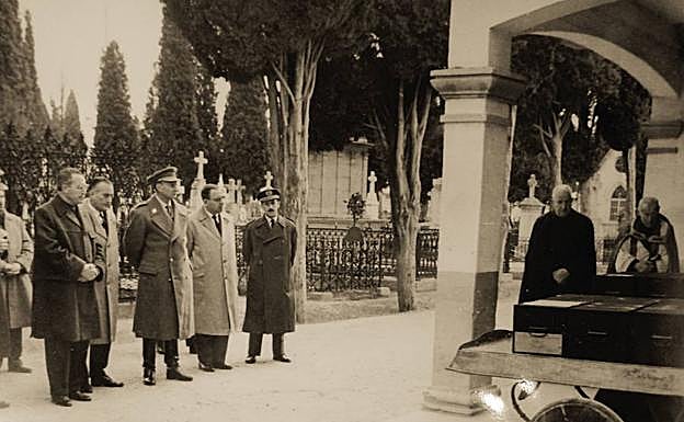Misa celebrada en el cementerio ante los féretros de los once cuerpos que partieron rumbo al Valle de los Cídos en marzo de 1959. 