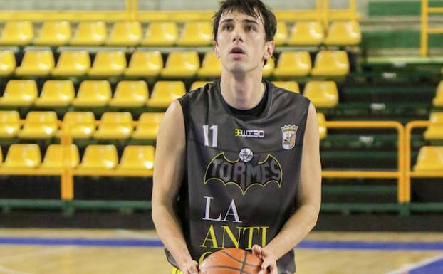 Pedro de la Calle se dispone a lanzar un tiro libre con el CB Tormes hace dos temporadas. 