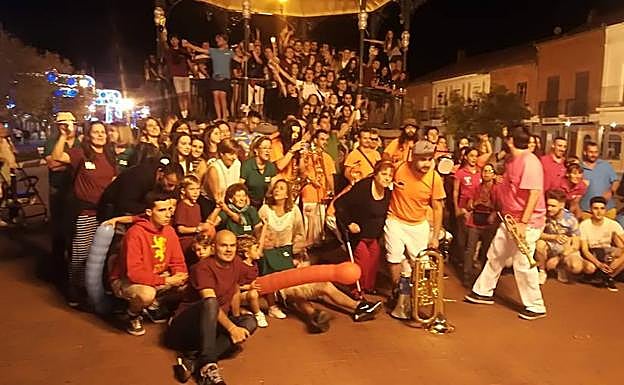 Foto de las peñas tras finalizar el desfile con la charanga.