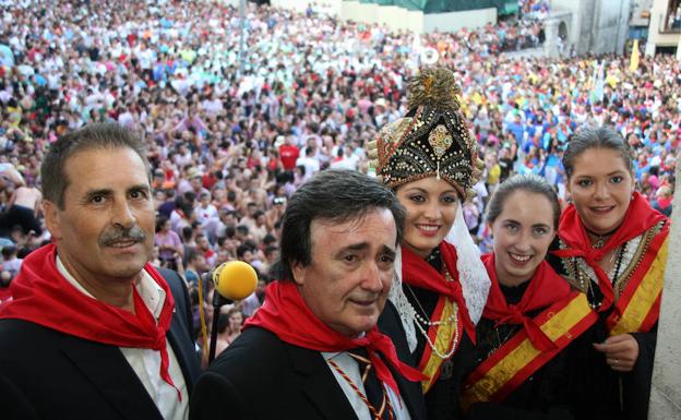 Imagen principal - Arriba, José Carlos Gómez Perlado (i.), antes del pregón, junto al alcalde y la corregidora y damas de las fiestas. Abajo, la multitud agolpada en la Plaza Mayor, y la salida en procesión de la imagen de la Virgen del Rosario. 