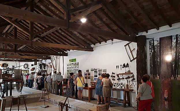 Visita a la exposición de vierjos aparatos de radio en Fuenterrebollo. 