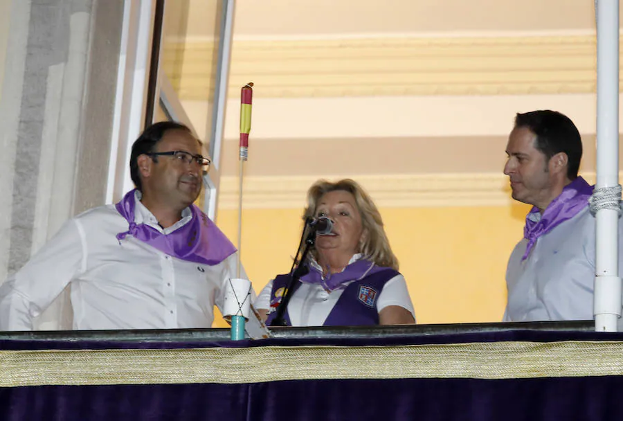 Mercedes Cajigal, durante el pregón junto al alcalde y el concejal de Fiestas de Palencia.