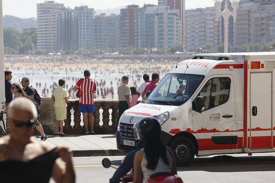 Fotos: Un vallisoletano rescatado del mar en la playa de Gijón
