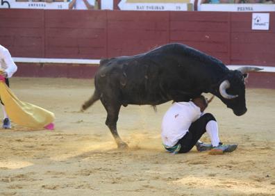 Imagen secundaria 1 - Cogida del cortador cuellarano Héctor Cabano en el concurso de cortes de la villa.