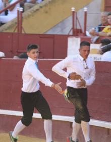 Imagen secundaria 2 - Cogida del cortador cuellarano Héctor Cabano en el concurso de cortes de la villa.