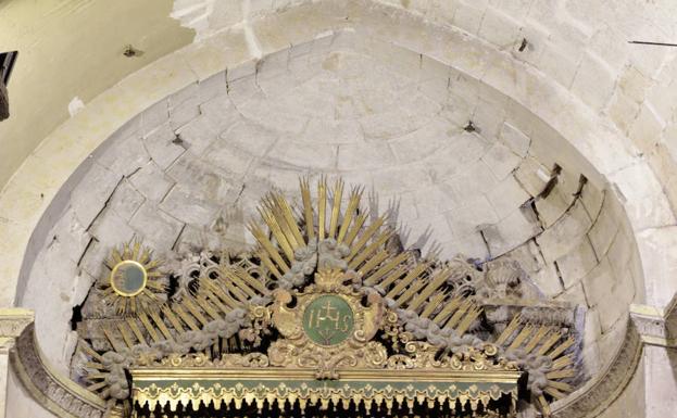 Estado de una de las cúpulas de la iglesia de San Martín, con evidentes grietas y pérdida de materiales..