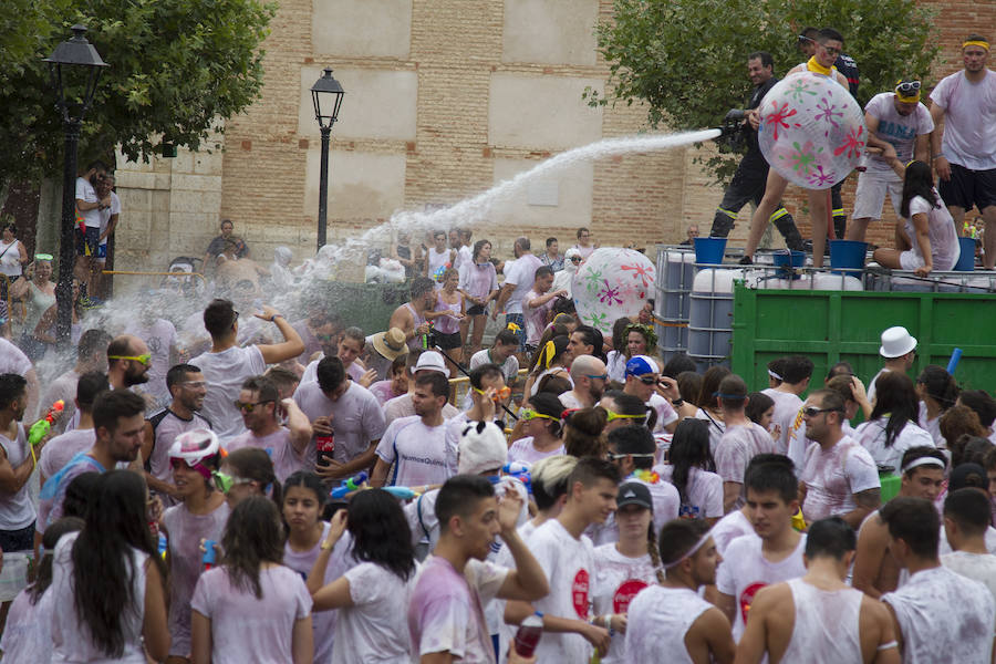 Fotos: Celebración de la guerra con vino en Toro