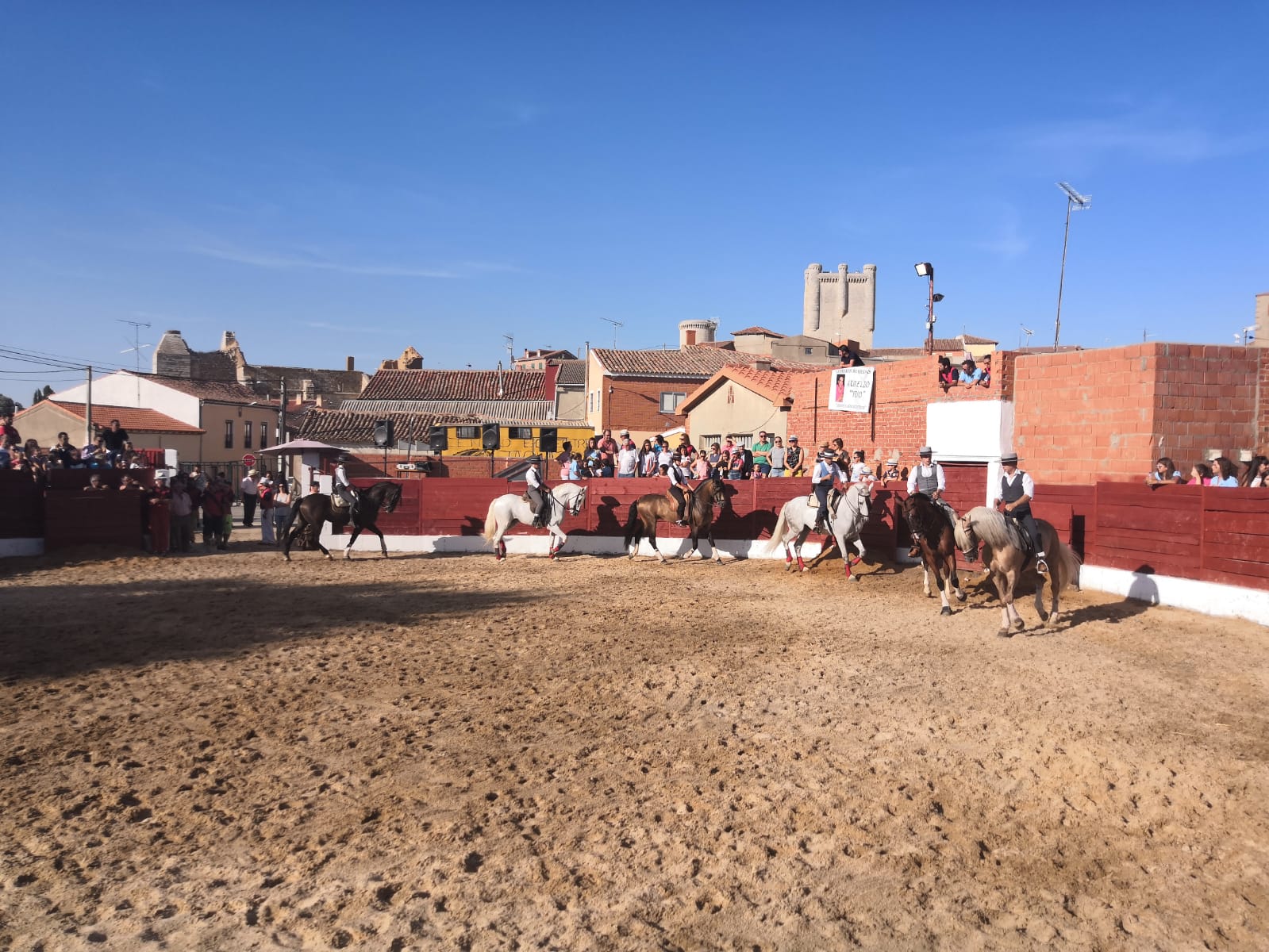 La localidad ha celebrado una exhibición ecuestre solidaria y recaudó 1.587 euros para investigación sobre la enfermedad AME