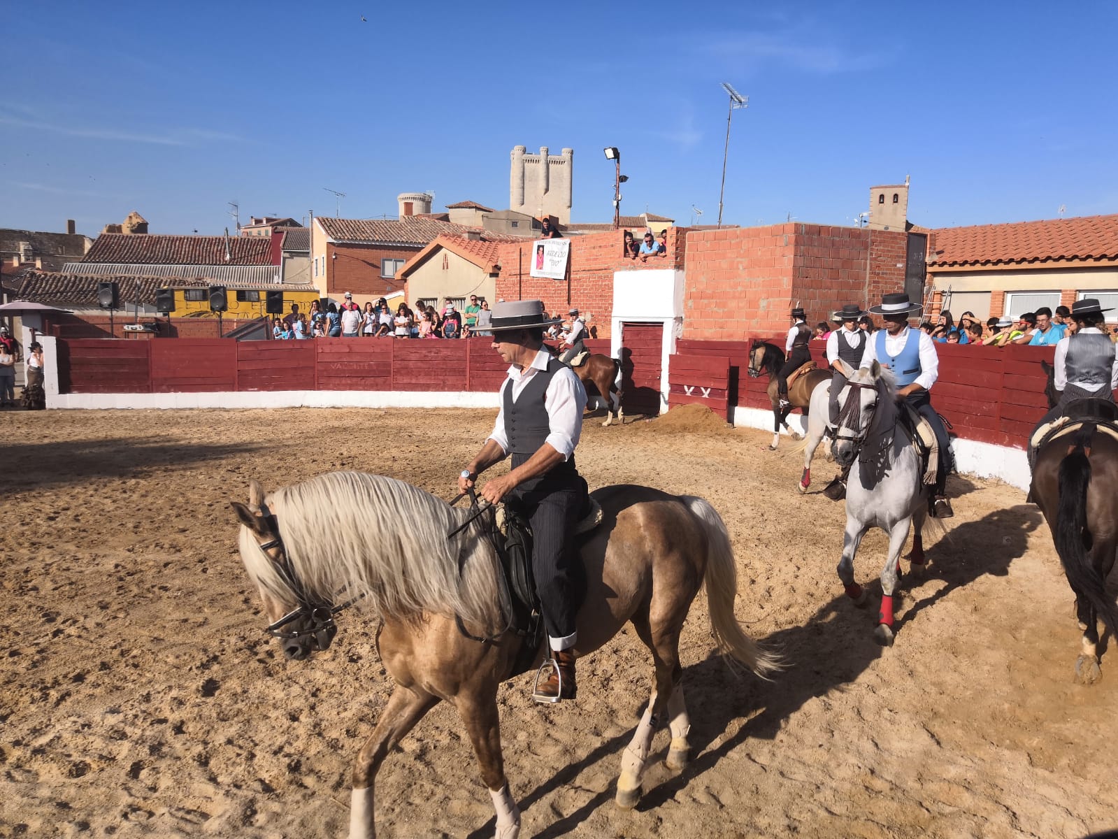 La localidad ha celebrado una exhibición ecuestre solidaria y recaudó 1.587 euros para investigación sobre la enfermedad AME