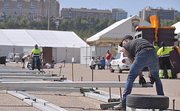 Montaje de casetas regionales en el aparcamiento del estadio. 