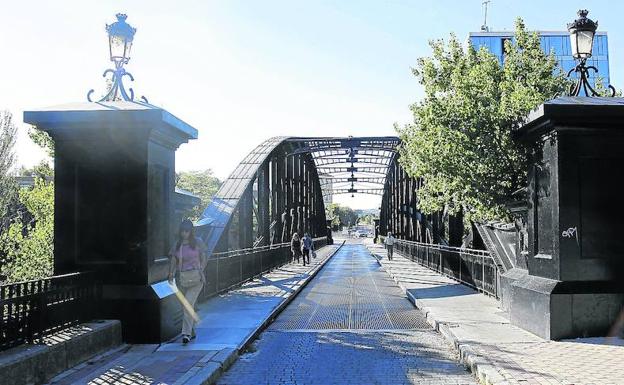 El Puente Cogante permite la circulación de coches entre la avenida de Salamanca y el Paseo de Zorrilla.