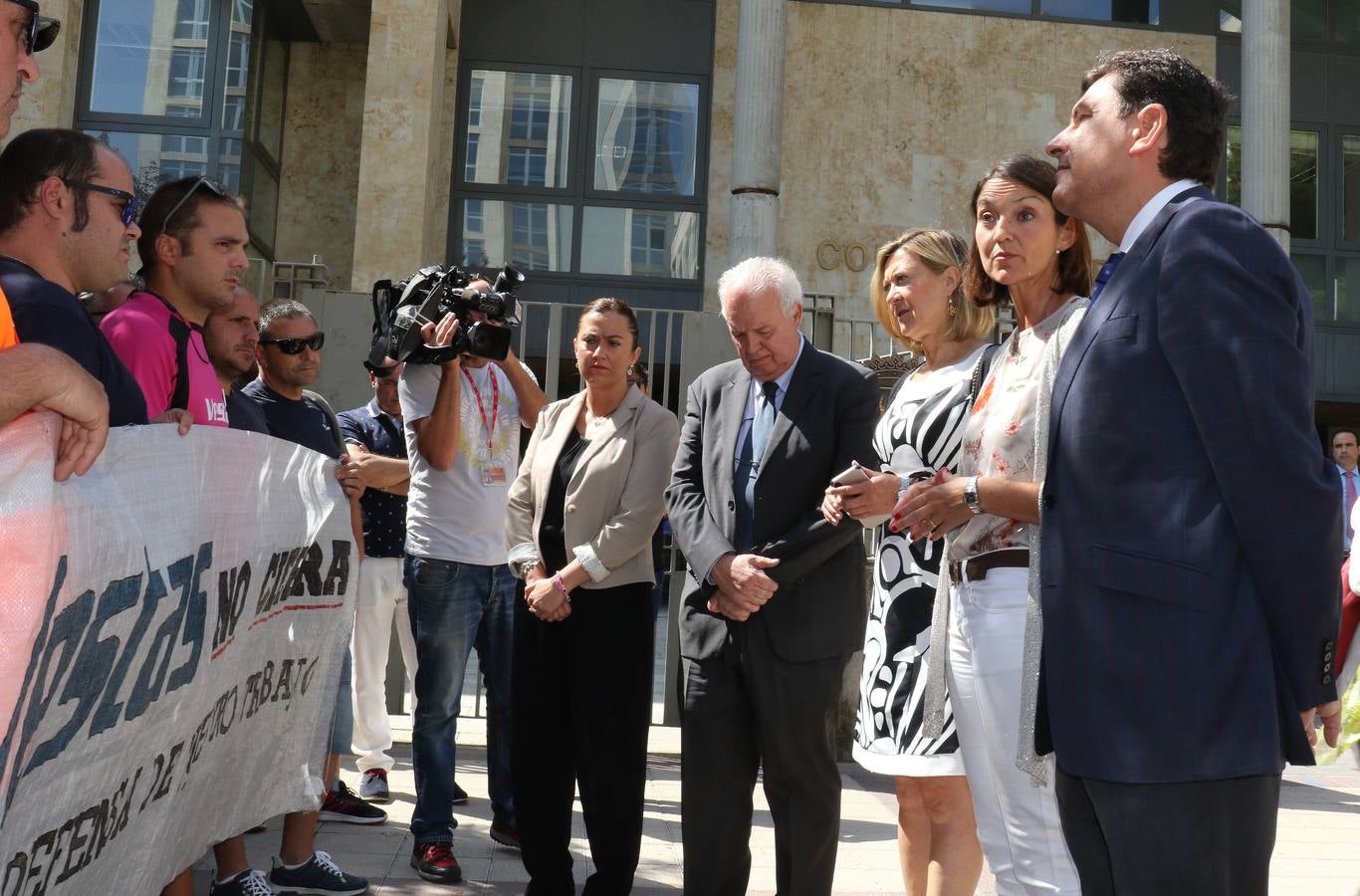 La ministra de Industria Reyes Maroto se suma a la reunión de Juan Vicente Herrera con el comité de empresa tras el anuncio del cese total de la actividad