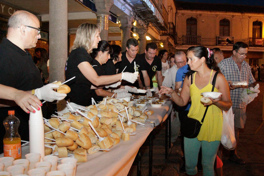 Con una degustación de carne de novillo en la plaza de la Constitución, la localidad despedía ayer sus fiestas