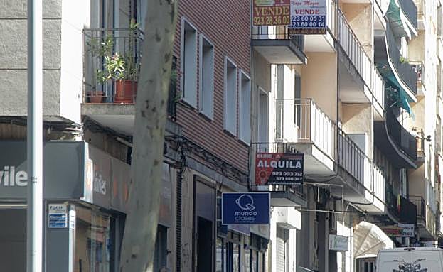 Anuncios de venta y alquiler de viviendas en un barrio de la capital salmantina. 