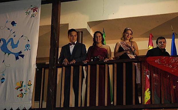 Guillermo Rivera y Carmen Gómez, junto a la reina saliente, y a la dcha. el pregonero, Fernando Sánchez.