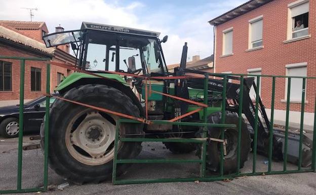 Colocan un tractor para tapar el hueco de una talanquera que había sido robada en Ataquines.