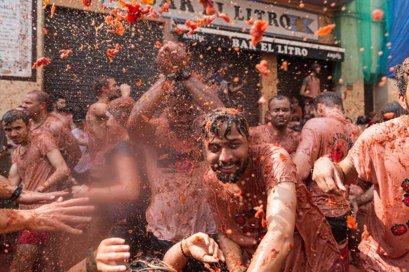 Unas 20.000 personas han lanzado 145.000 kilos de tomate en las fiestas de la localidad valenciana.