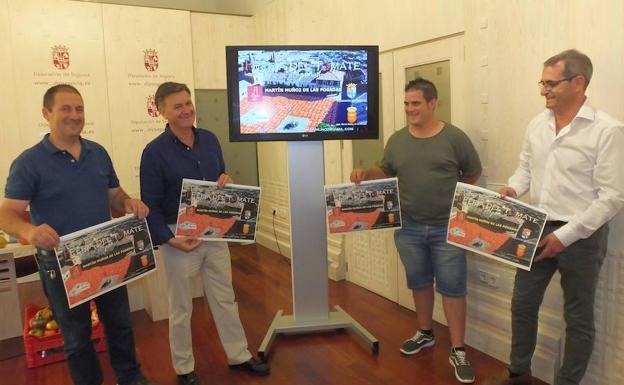 Miembros de la Diputación con el alcalde de Martín Muñoz de las Posadas y un hortelano del municipio. 