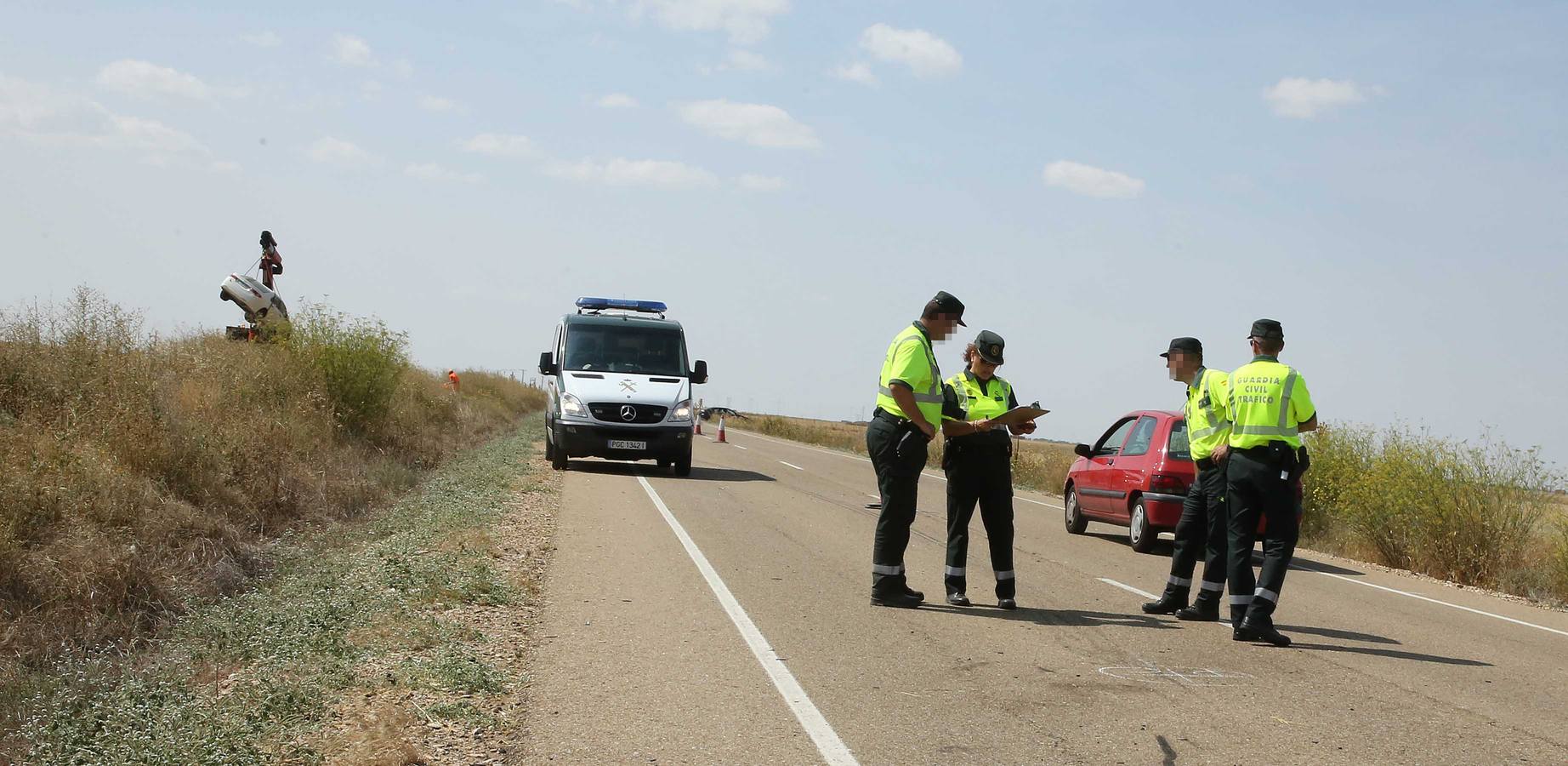 Tres vehículos se han visto implicados en el accidente, dos de ellos han acabado en una tierra colindante mientras que el tercero se encontraba en la cuneta