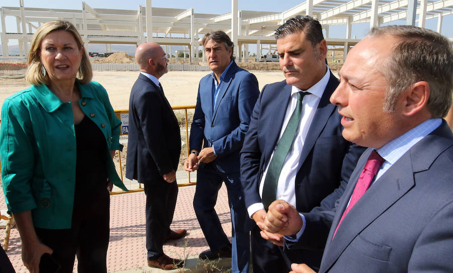 Fotos: La consejera Pilar del Olmo en la inauguración del polígono Valdeherrera en Villacastín