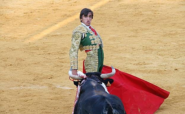 Gesto torero de Ángel Téllez durante la lidia. 
