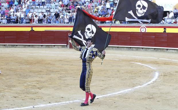 Padilla de la vuelta al ruedo con dos banderas pirata.