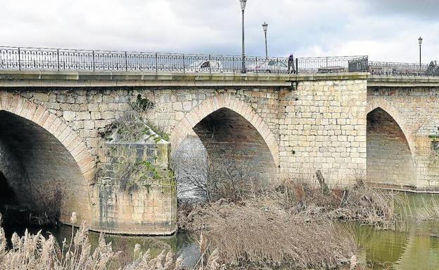 Imagen de archivo del puente medieval en cuyos ojos se acumulan ramas y troncos.