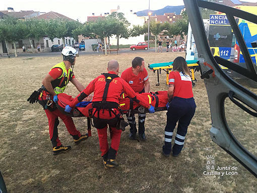 Los equipos de rescate trasladan a la joven a la ambulancia.