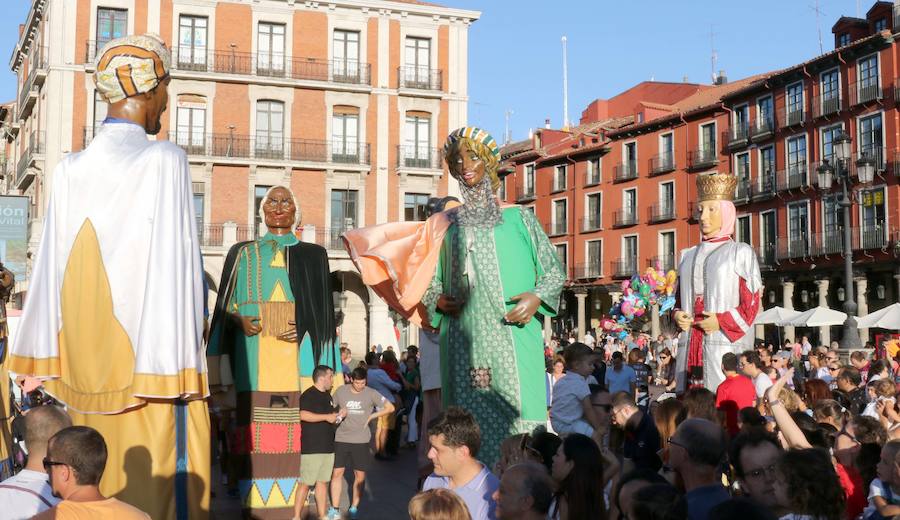 Fotos: Los más pequeños se divierten con los Gigantes y Cabezudos en Valladolid