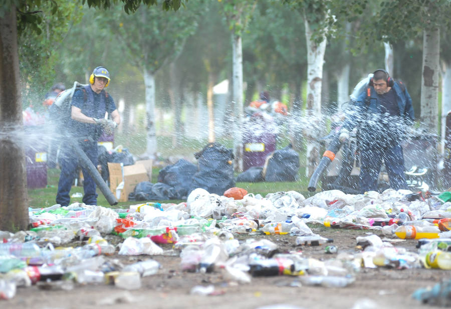 Fotos: Limpieza de Las Moreras tras la primera noche de fiestas