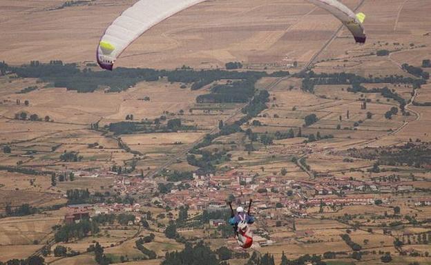 Un piloto practica parapente en Ávila. 