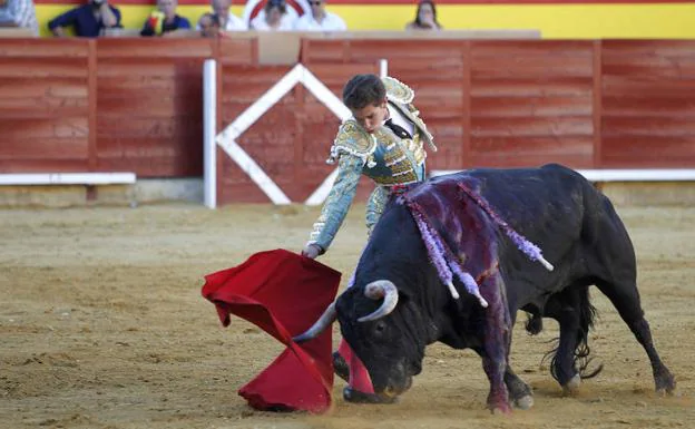 Ginés Marín conduce a su toro con gusto por el pitón derecho.