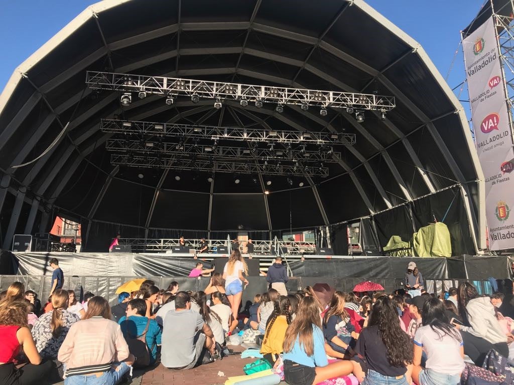 Fotos: Un grupo de fans espera durante horas en la Plaza Mayor el concierto de OT de fiestas de Valladolid