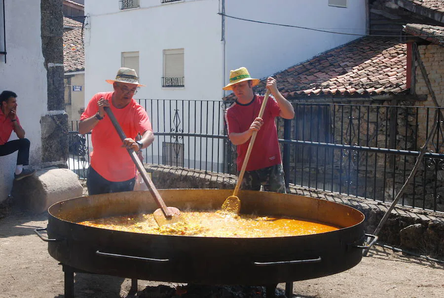 Fotos: Los vecinos de El Cerro despiden sus fiestas con una paella popular