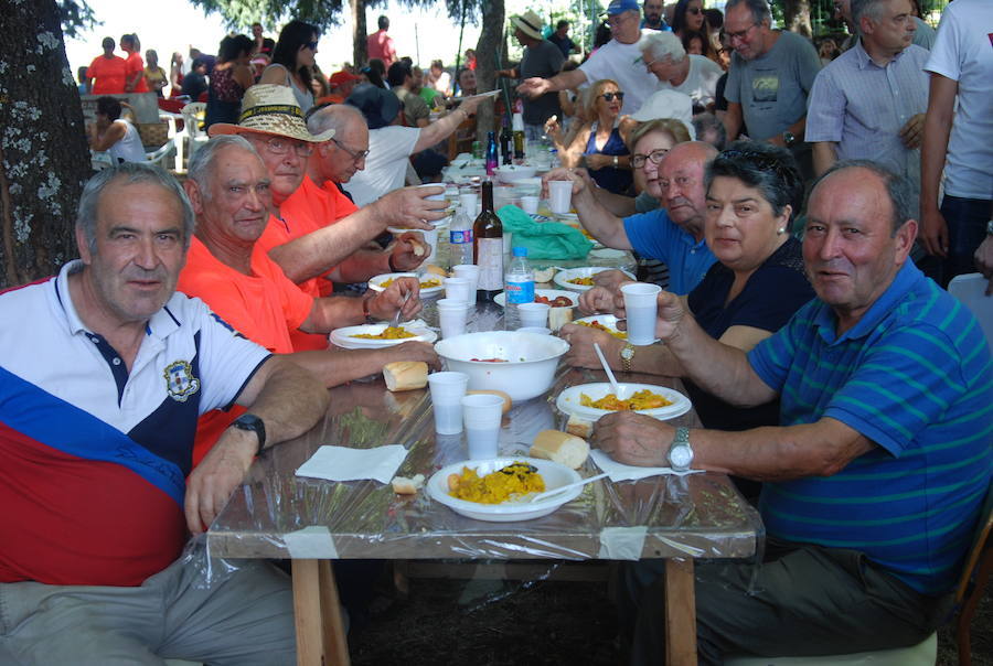 Fotos: Los vecinos de El Cerro despiden sus fiestas con una paella popular